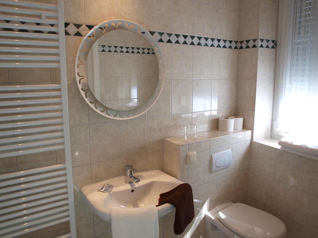 Hotel Gasthof Schuster Und Gaestehaus Rüdesheim am Rhein Δωμάτιο φωτογραφία